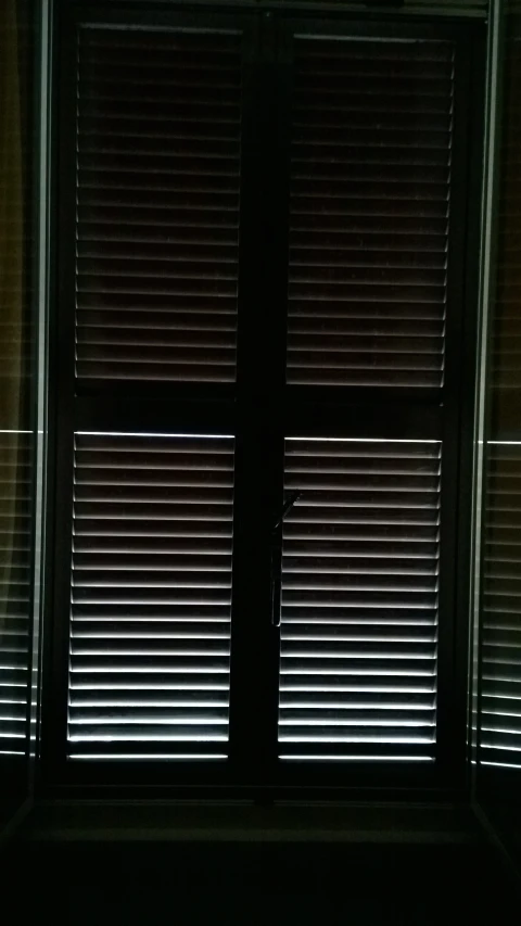 the light is coming through the blinds in the window