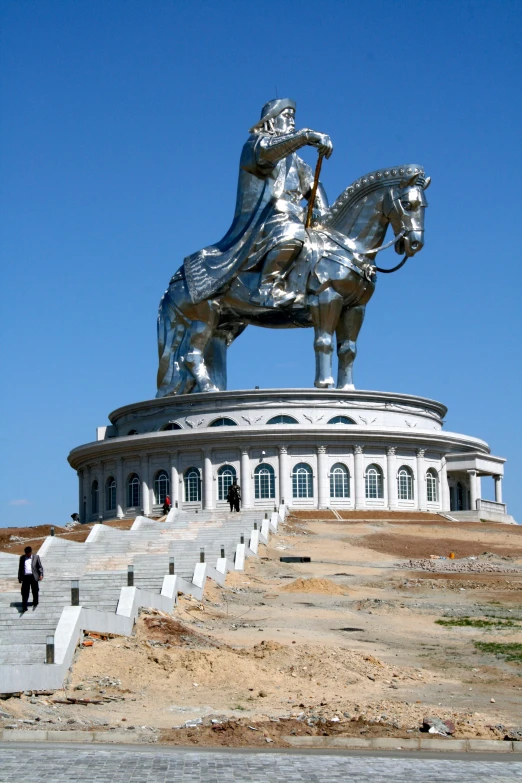 a monument is surrounded by steps in the desert