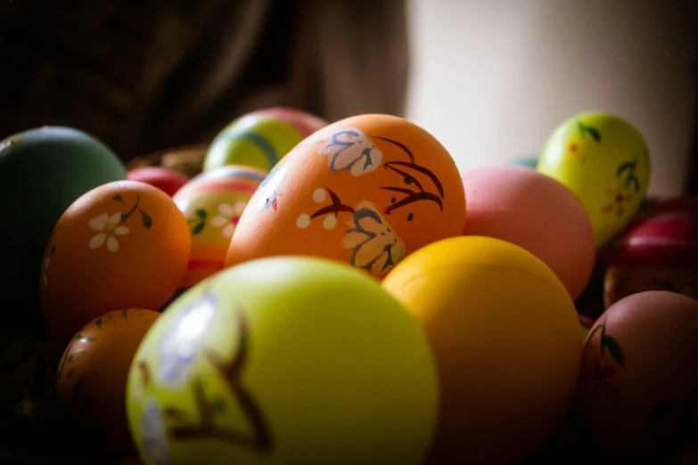 many different eggs are sitting next to each other