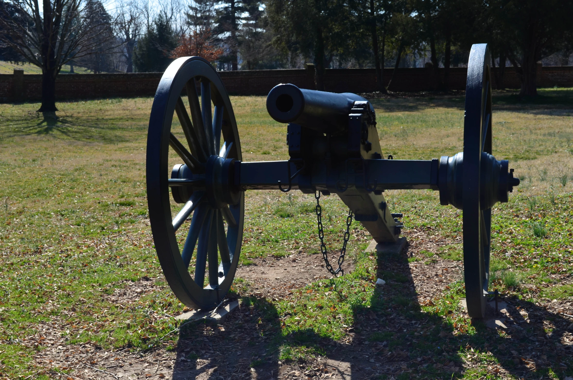 an old cannon is sitting in the middle of the grass