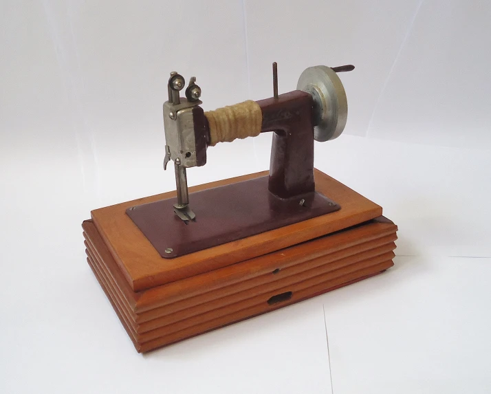 a miniature toy that looks like an old sewing machine