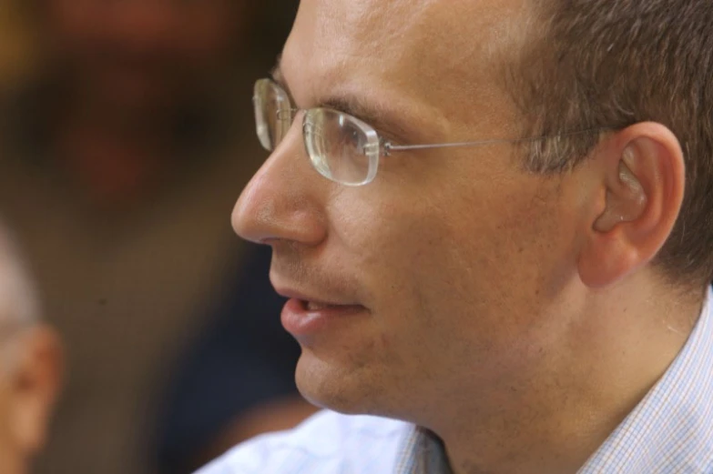 a close up po of a man wearing glasses