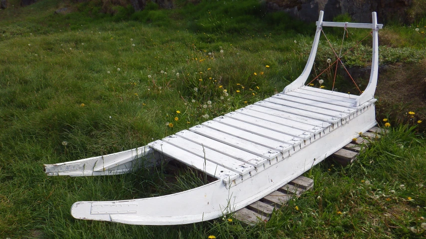 a bench sitting in the middle of some grass