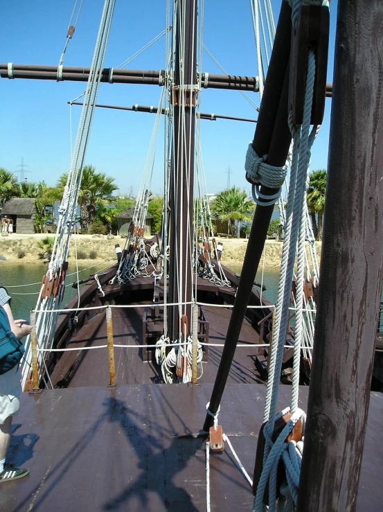 there are some ropes attached to the side of this boat