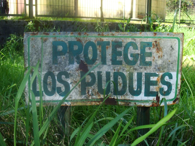 an old sign that says protect los produces on it