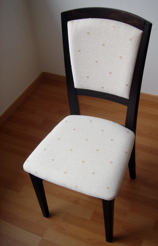 there is a chair that looks like it has no legs