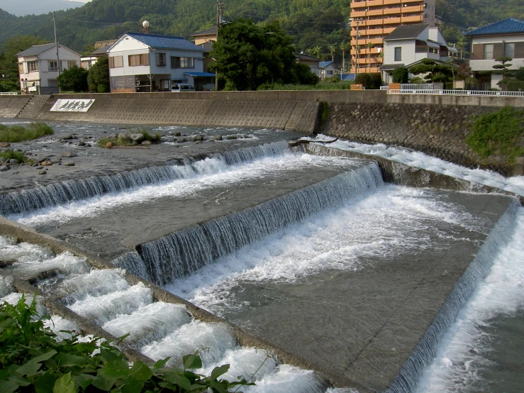 a big concrete dam next to a river