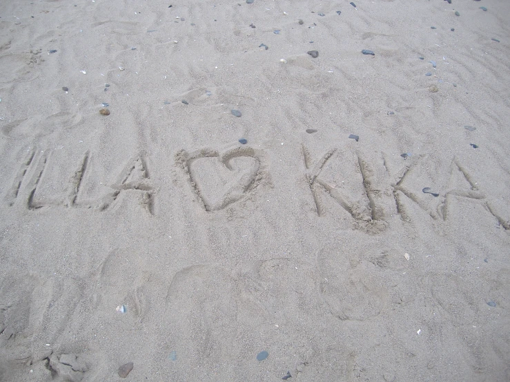the name franklin written in sand on a beach