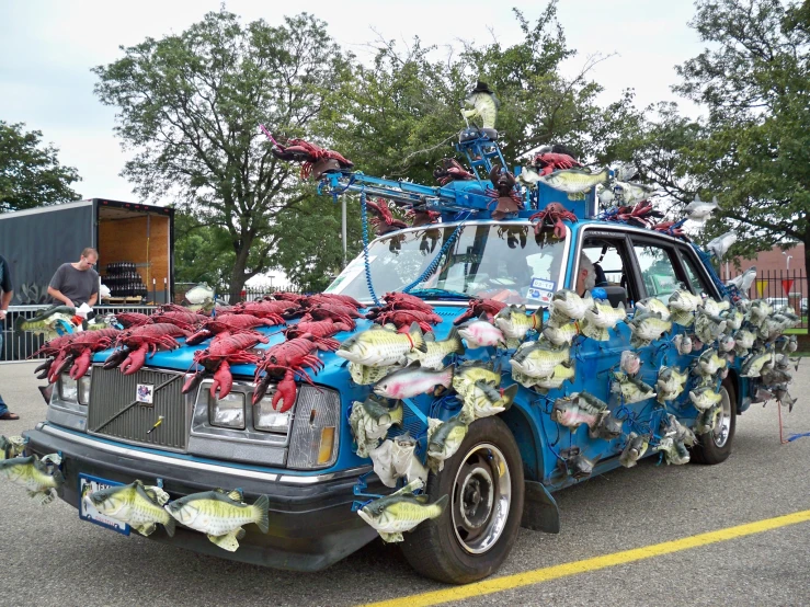 an old fashioned truck decorated in blue and red fish and bows