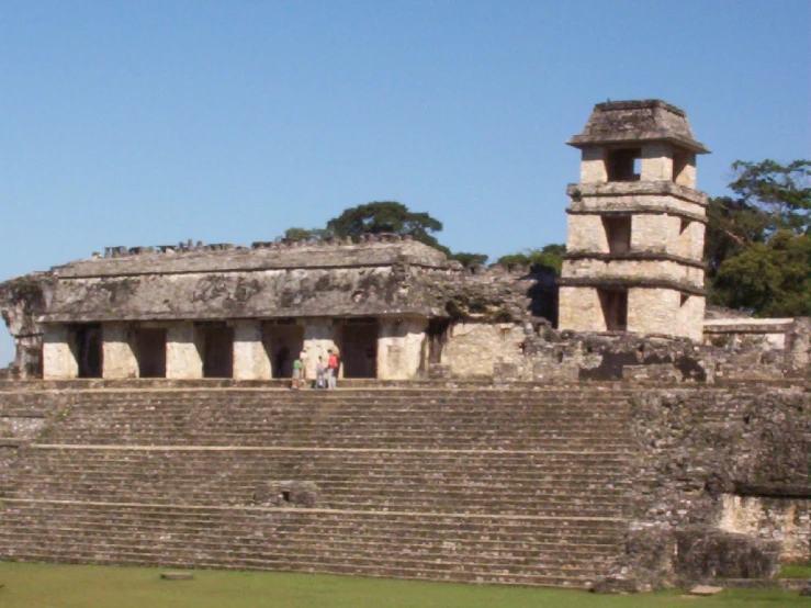 the tourists are standing on top of the steps