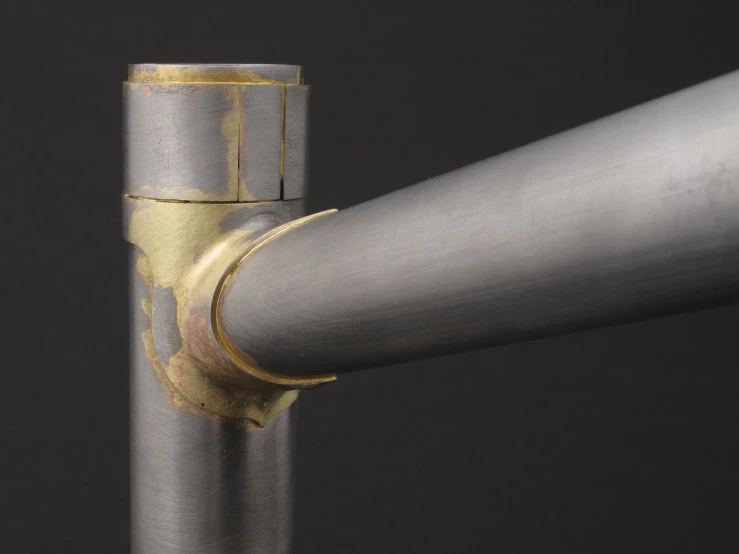 an image of a silver and gold pipe