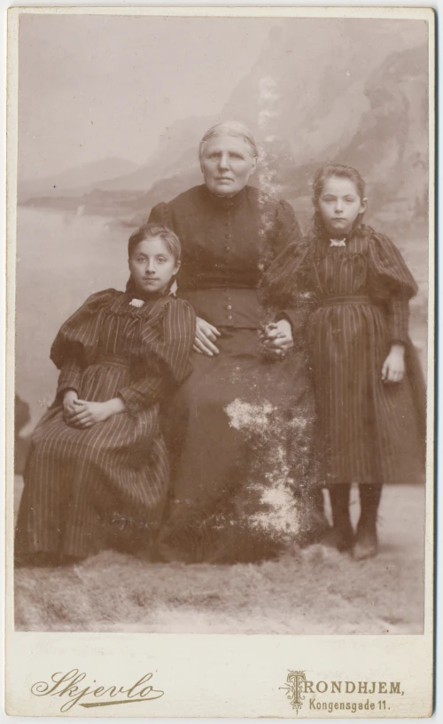 an old po of three women from the 1800s