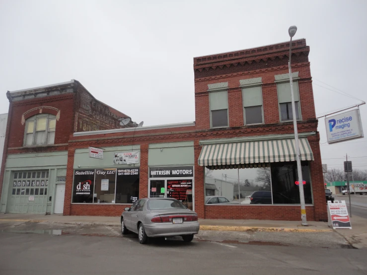 a car parked in front of an empty building