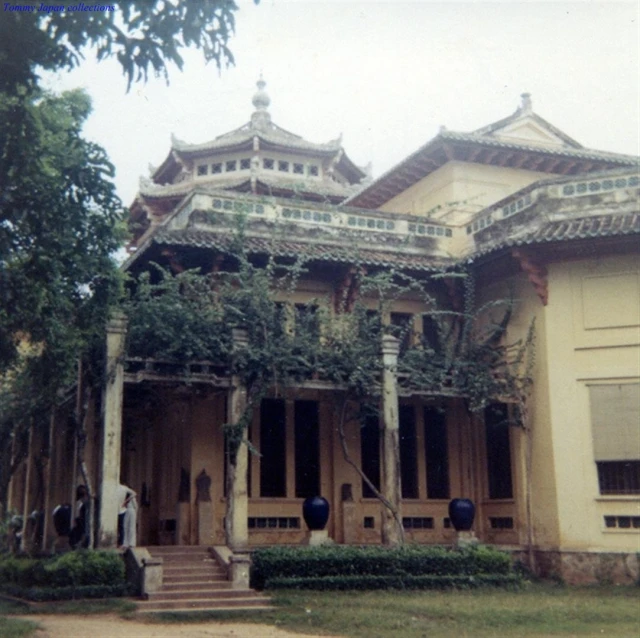 an old fashioned building sits on a green lawn