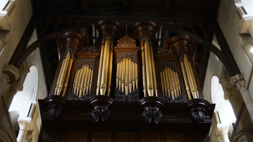 an organ inside a building with columns, arched doors and two arches