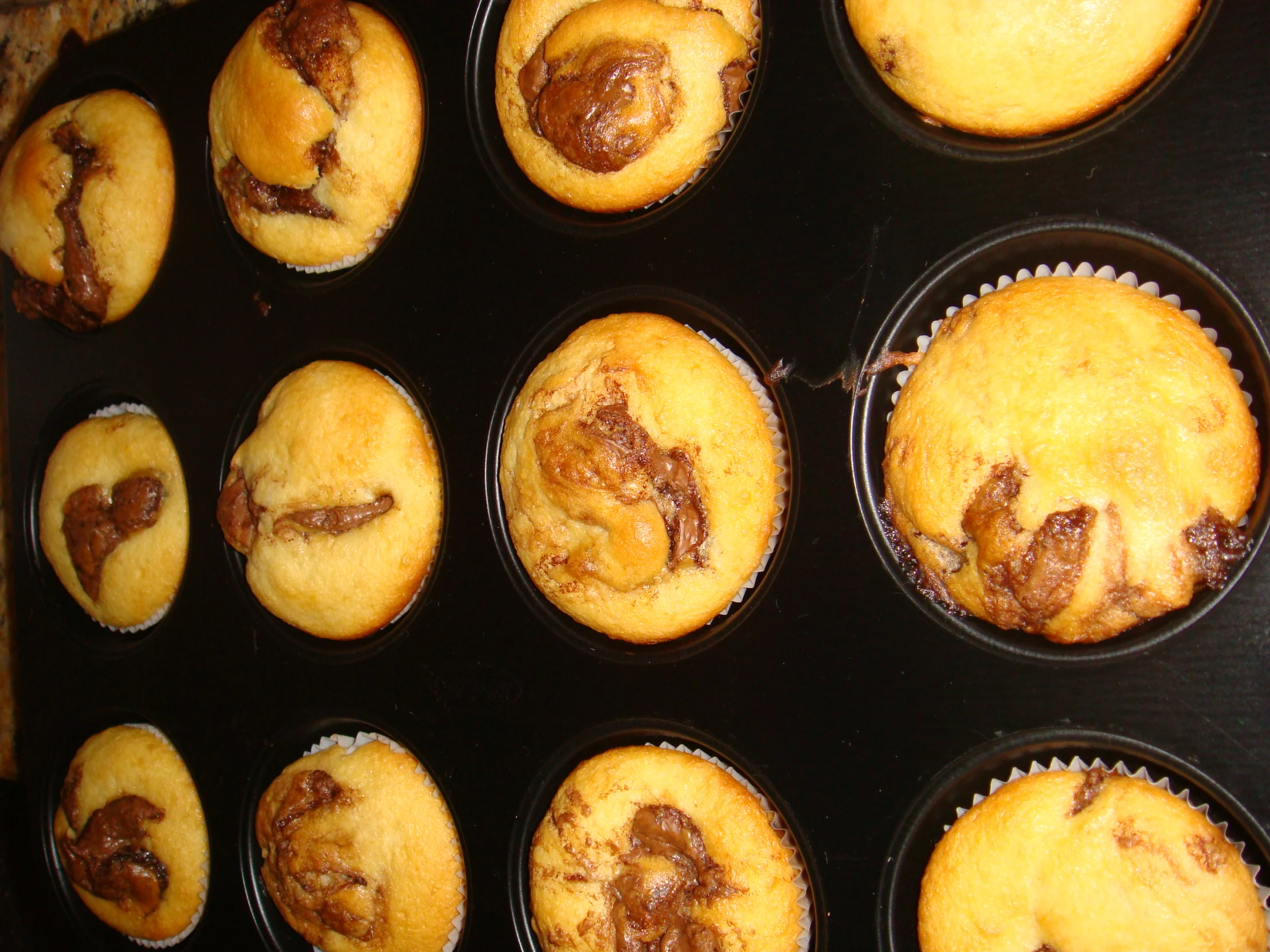 many muffins are in small cupcake pans