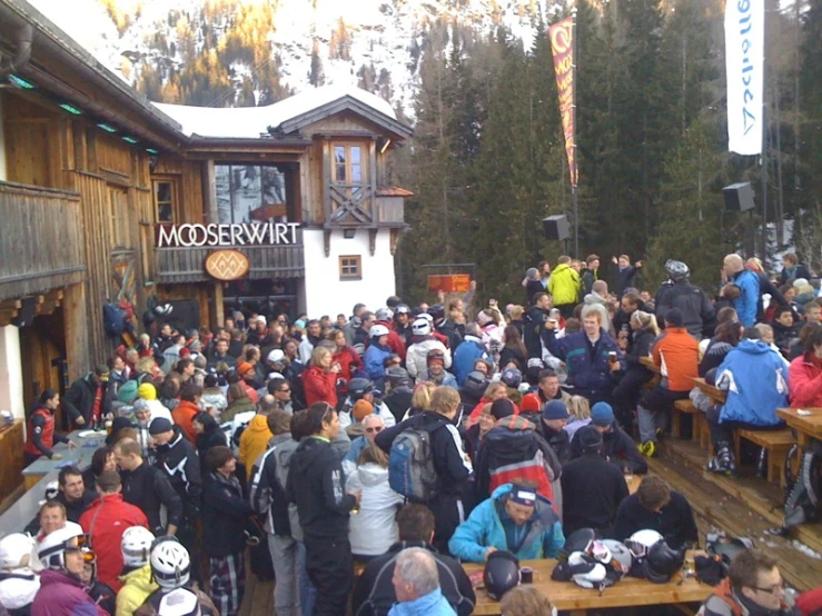 a crowd of people standing outside of a lodge