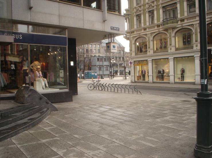 a woman's shoes are sitting on a table on the street