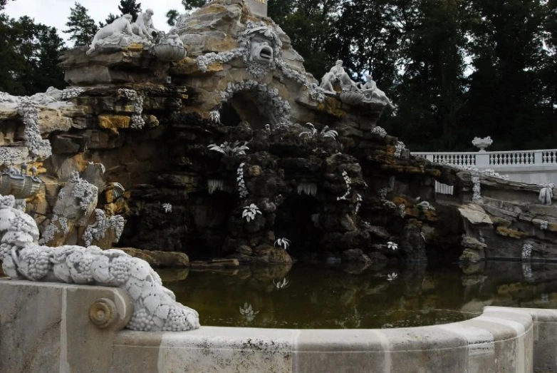 an animal statue is sitting next to a lake