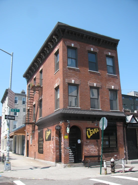 a brick building is standing tall in an urban neighborhood