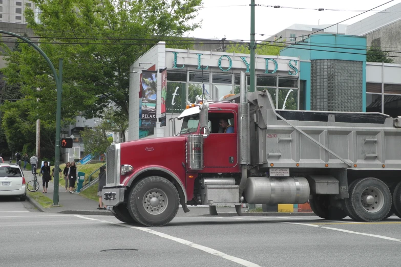 the truck is stopped in front of a building