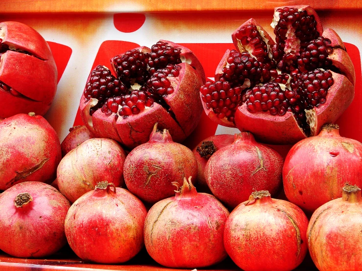 there are many pomegranates in a box together