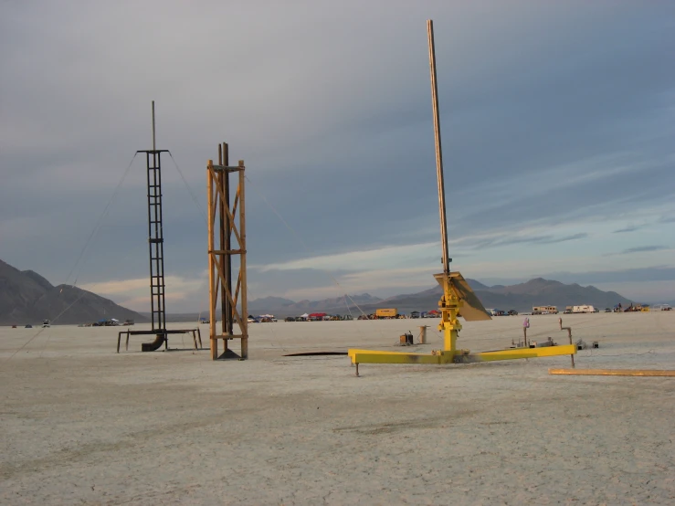 a large antenna in the middle of an empty beach