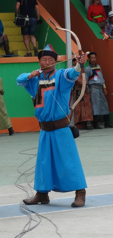 the man is practicing his ss in archery