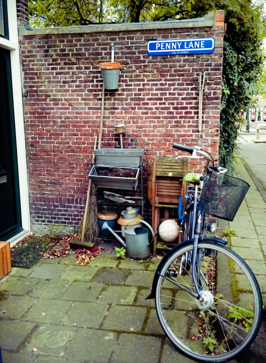 a bike leaning against a wall in front of a building