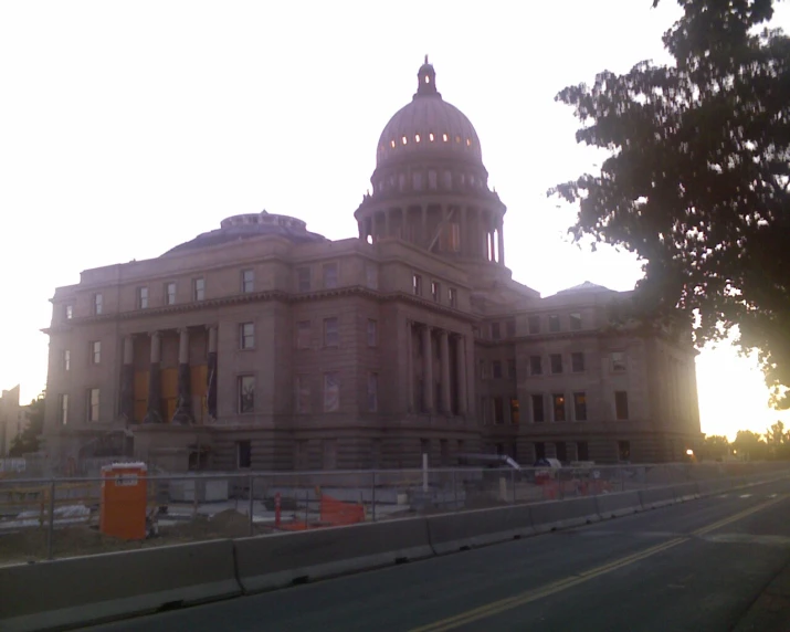 there is an image of the city government building