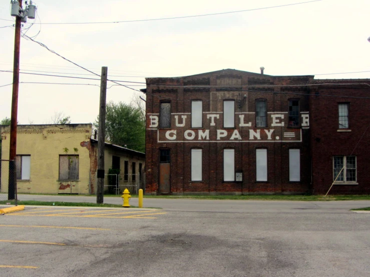 an old building is sitting on the corner of a street