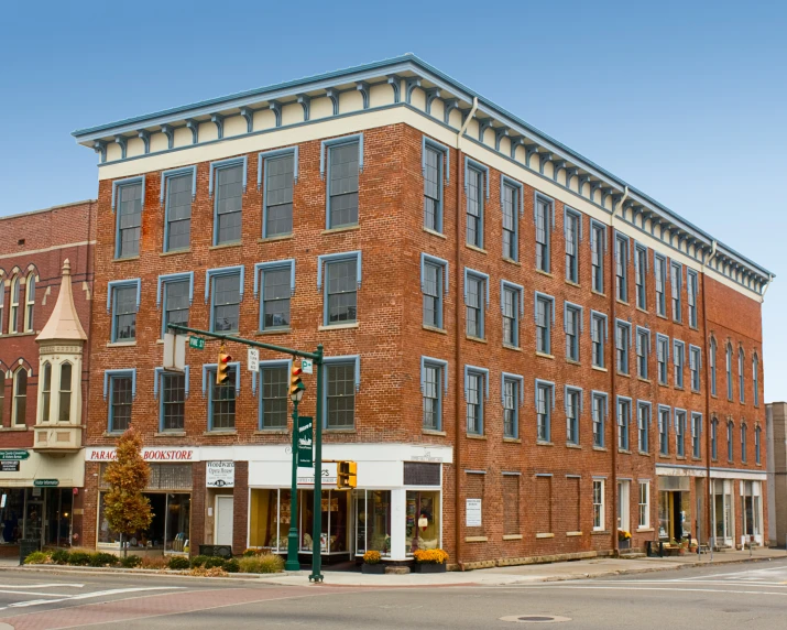 a building is shown across the street from a traffic signal