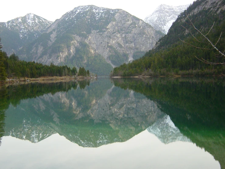 there is a beautiful mountain range at the lake