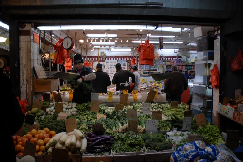 there is a bunch of fruits and vegetables on this market