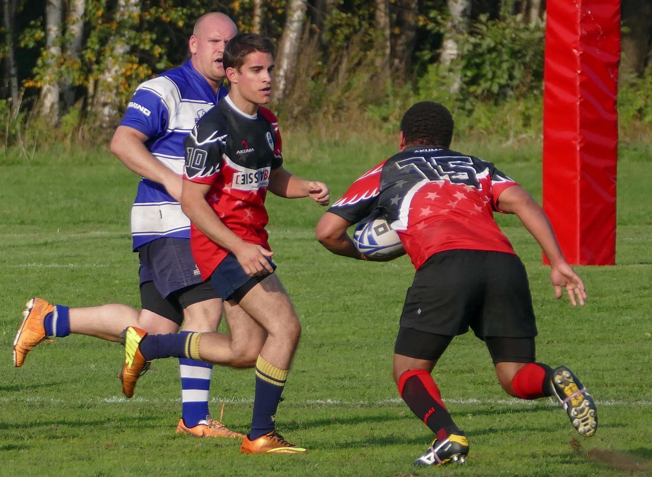 rugby players running to try and pass the ball