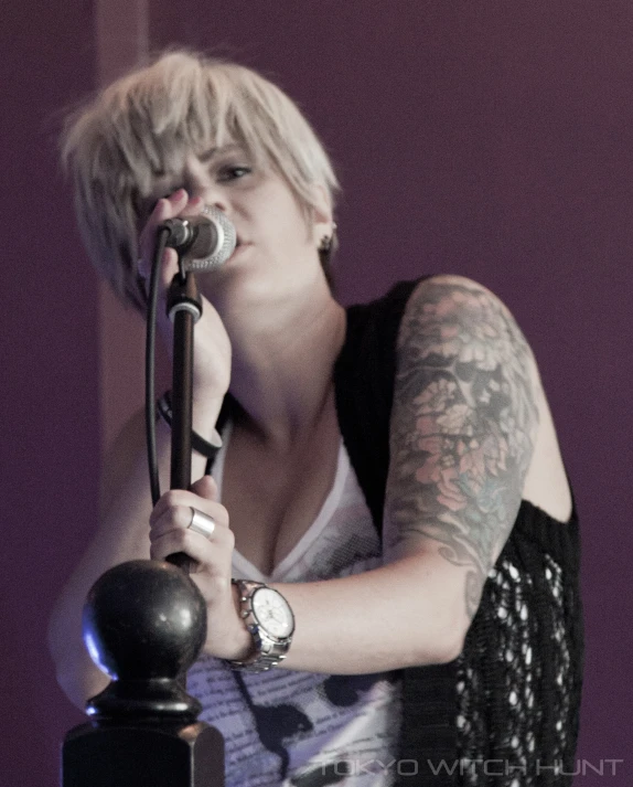 a female singer singing at a concert in black and white