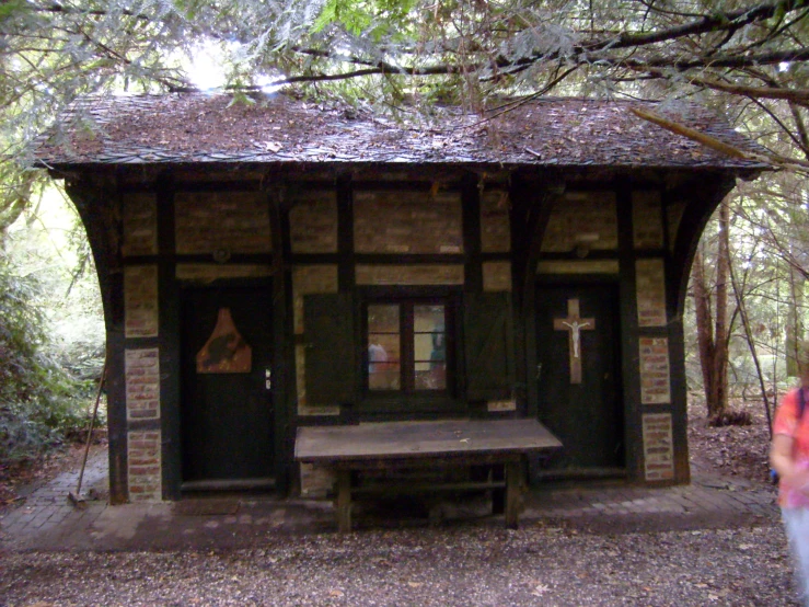 a small house sitting in the middle of the woods