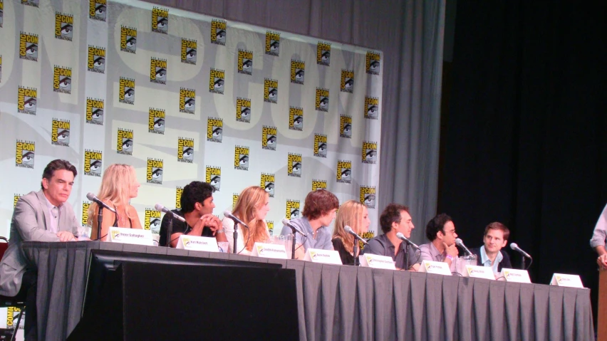 actors at press conference for breaking bad during panel