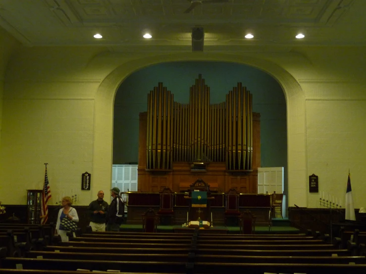 the pipe organ in the church is surrounded by pews