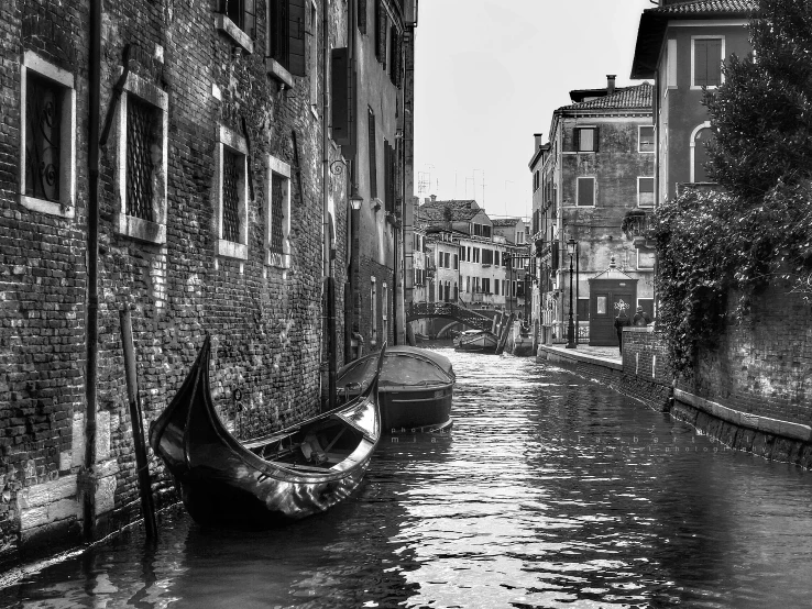 a boat is sitting in the water near the buildings