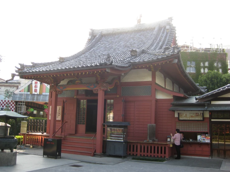 an asian pavilion is on the side of a street