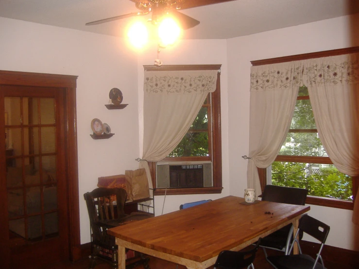 the small dining room has an older style stove in it