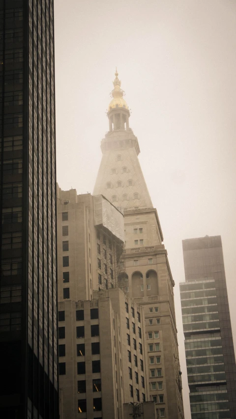 a tall building with two very tall skyscrs