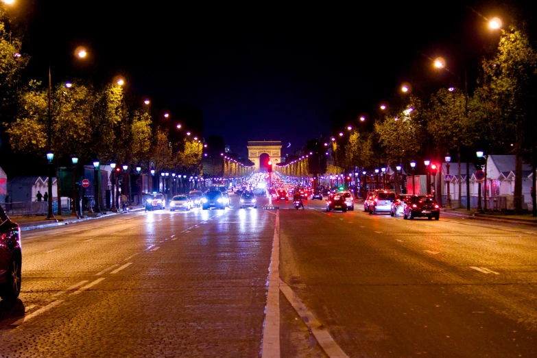 cars and the street lights at night in the city