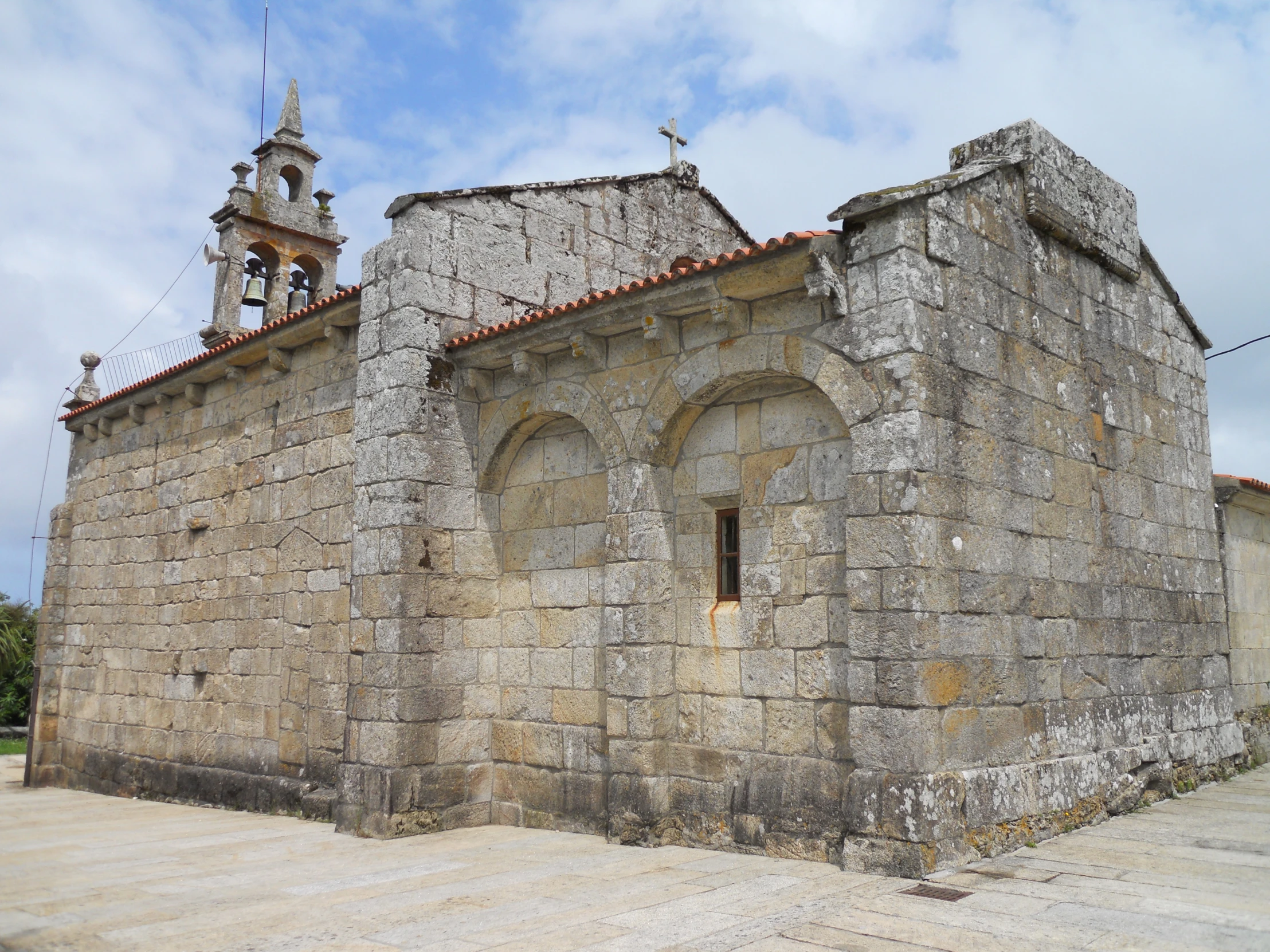 a stone wall with two small towers at the end