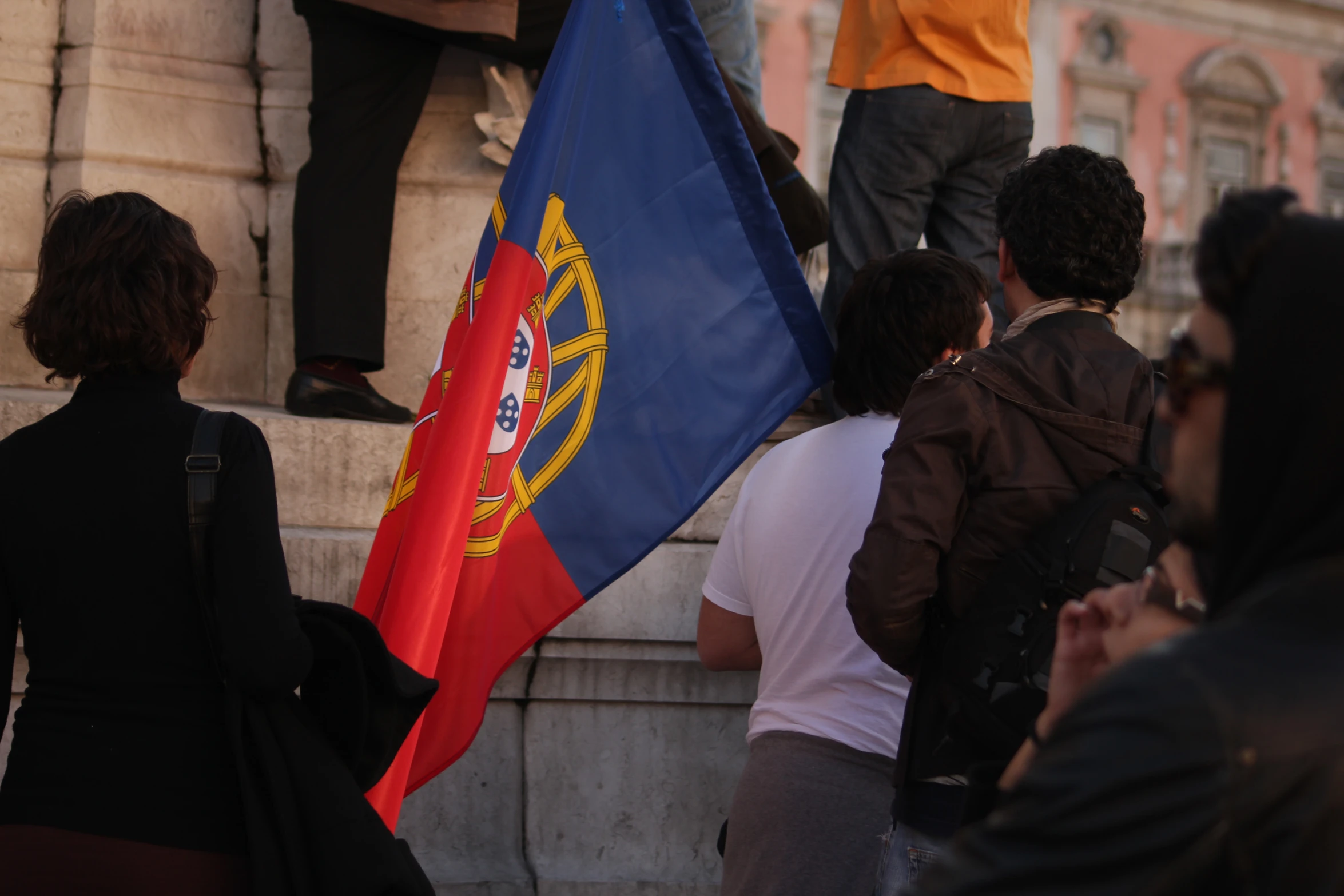 some people are holding flags and some buildings