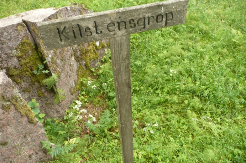 the wooden sign marks the entrance to kistesiatop