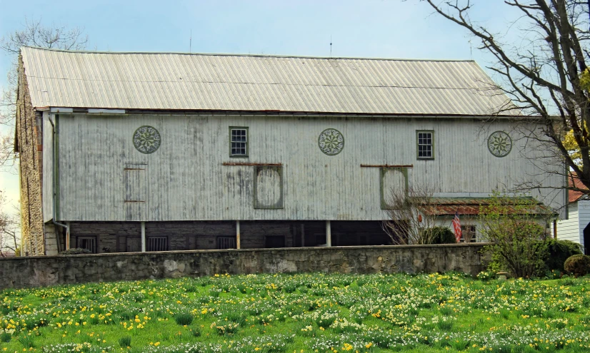 this barn has a second floor in the center