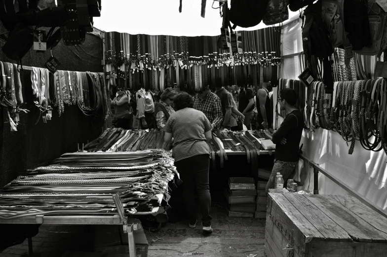 an open air market is filled with people