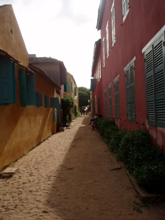 a narrow alley that is lined with many houses
